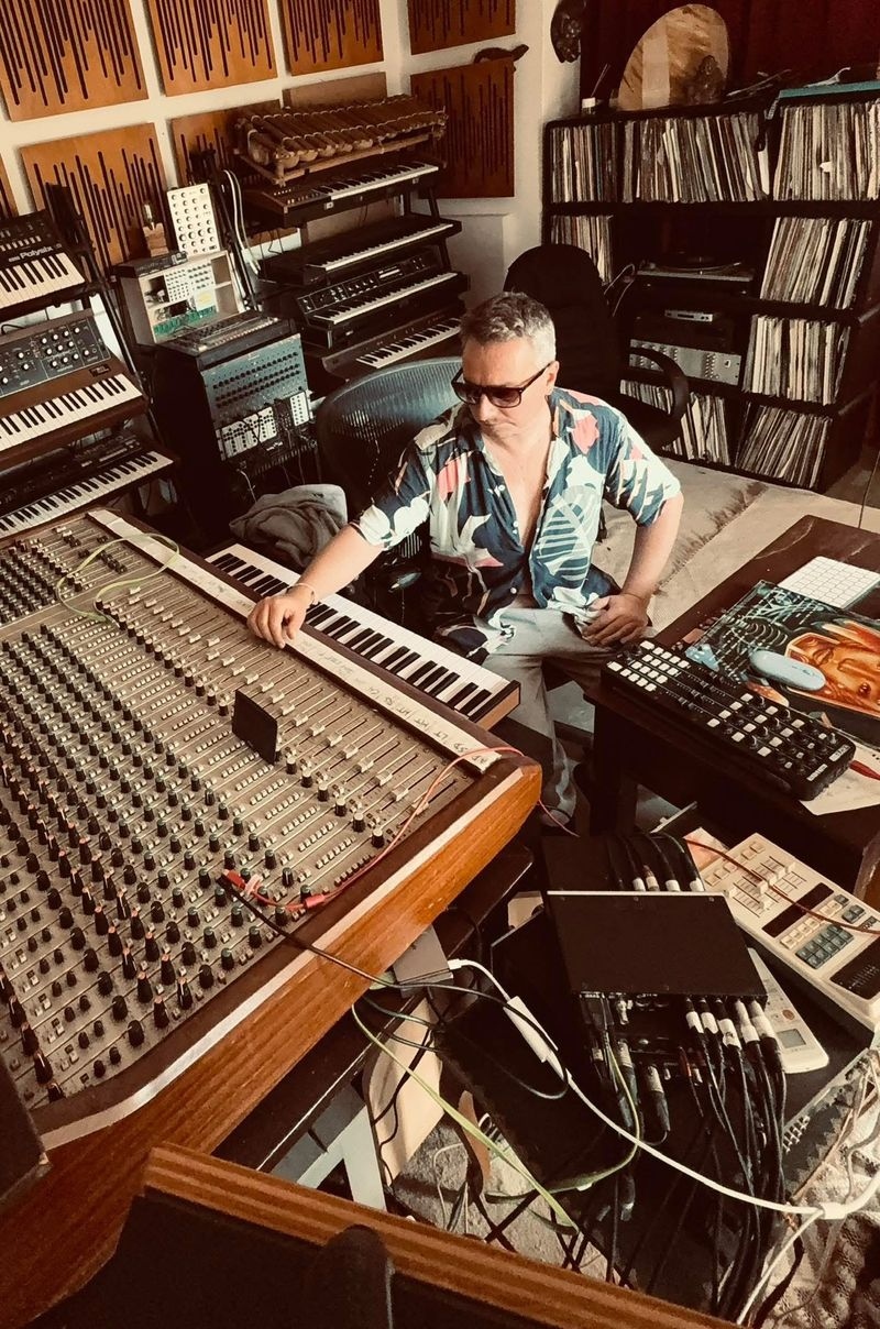 Megablast zwischen Synthesizern, Mischpult und Schallplatten in seinem Studio